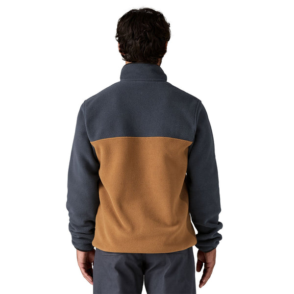Man wearing the two-tone deer brown and blue Patagonia Men's Synchilla Lightweight Snap T Fleece Pullover on a white background.