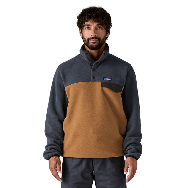 Man wearing the two-tone deer brown and blue Patagonia Men's Synchilla Lightweight Snap T Fleece Pullover on a white background.