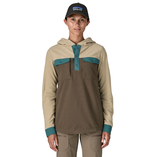 Person wearing a two-tone marlow brown Patagonia Women's Early Rise Long Sleeved Fleece Fishing Shirt on a white background.