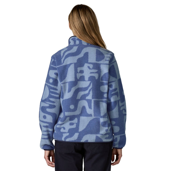Woman wearing the two-tone mother tree pattern barnacle blue Patagonia Women's Synchilla Lightweight Snap T Fleece Pullover on a white background.