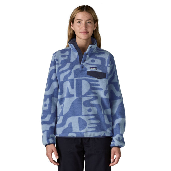 Woman wearing the two-tone mother tree pattern barnacle blue Patagonia Women's Synchilla Lightweight Snap T Fleece Pullover on a white background.